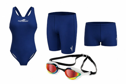 Badehosen, ein Badeanzug und eine Schwimmbrille