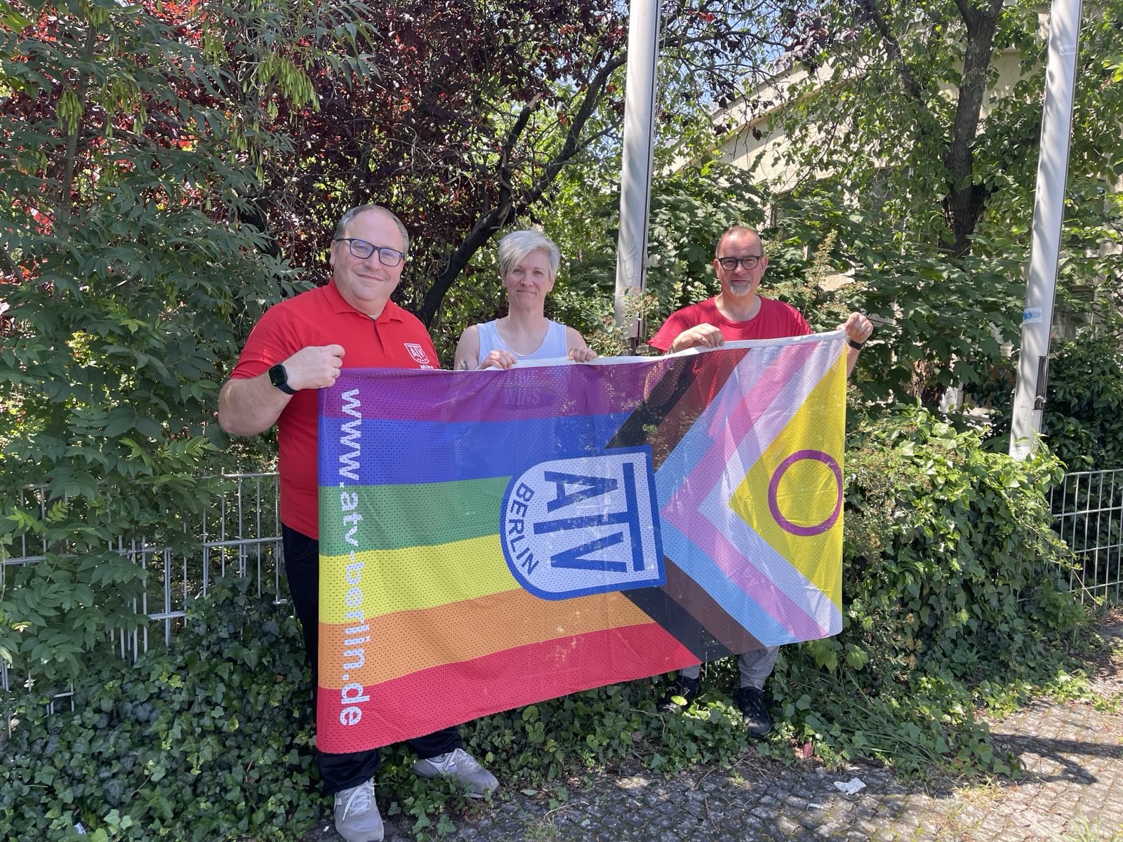 Vorstand und Julia hissen ATV Progress Flag