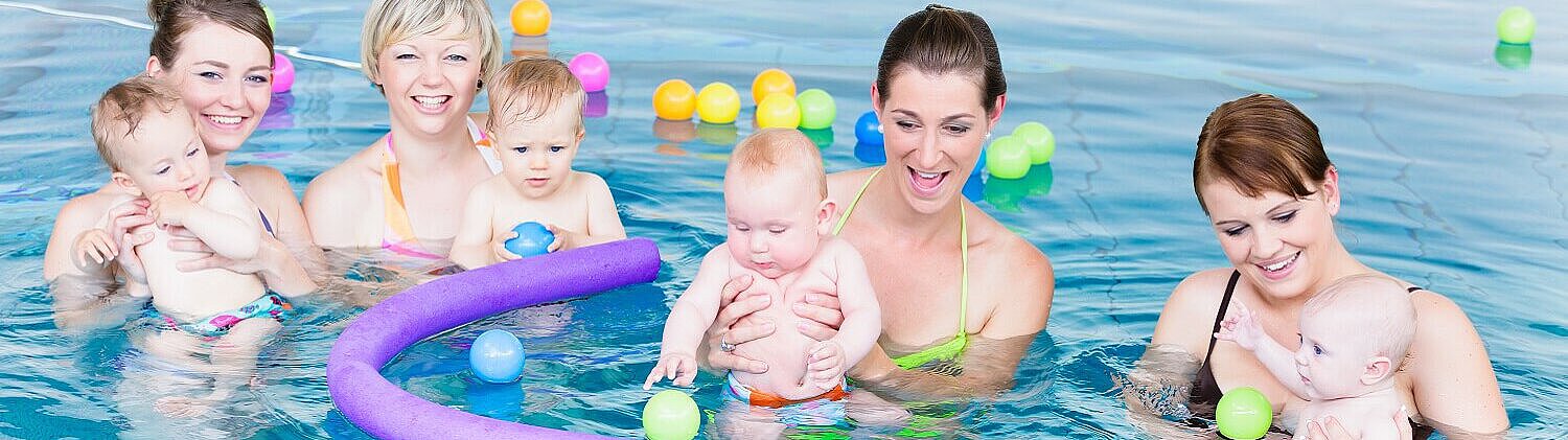 vier Frauen mit Babys im Wasser