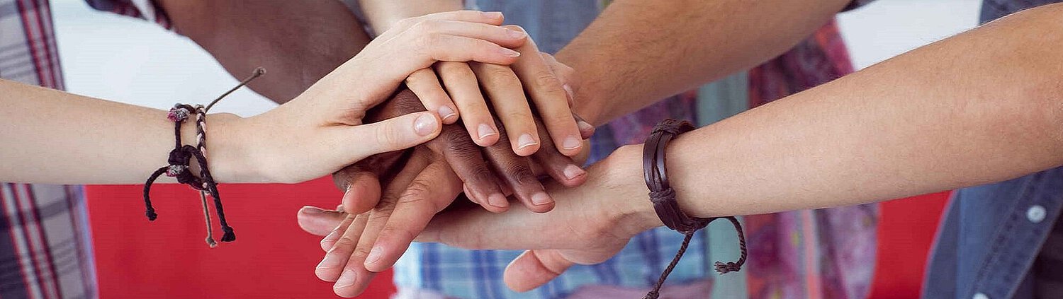 Menschen legen Ihre hände in der Mitte aufeinander